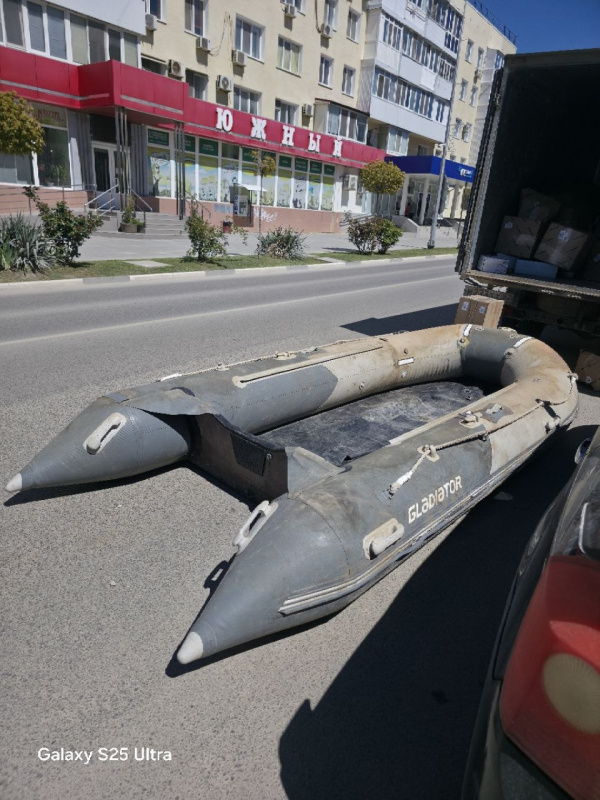 Надувная лодка для профессиональной рыбалки GLADIATOR D420AL